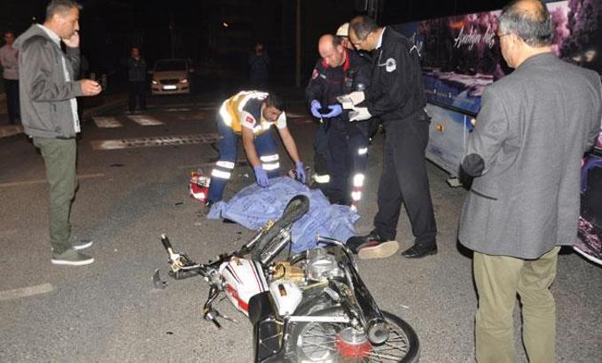 Motosiklet yolcu midibüsüyle çarpıştı: 1 ölü, 1 yaralı
