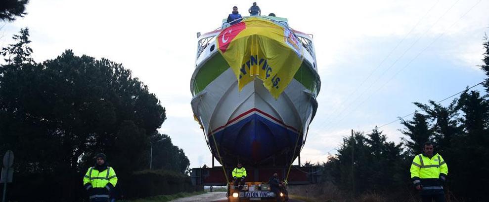 Dev gemi, karadan ikinci kez taşındı