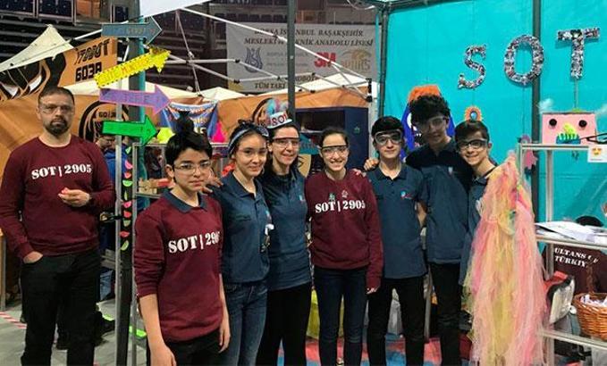 Liseliler tasarladıkları robotları yarıştırdı