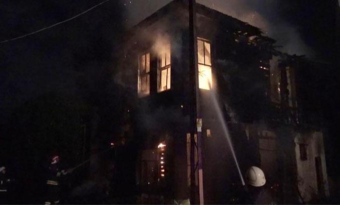 Darıca'da tarihi ahşap bina yandı