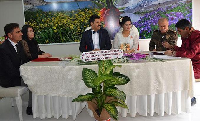 Fotoğraf çekimi için geldiği Hakkari'de polis memuru ile evlendi