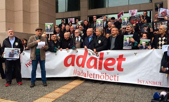 Adalet Nöbeti'nde 50'inci hafta... Ahmet Şık ve Murat Sabuncu konuştu, Genco Erkal şiir okudu