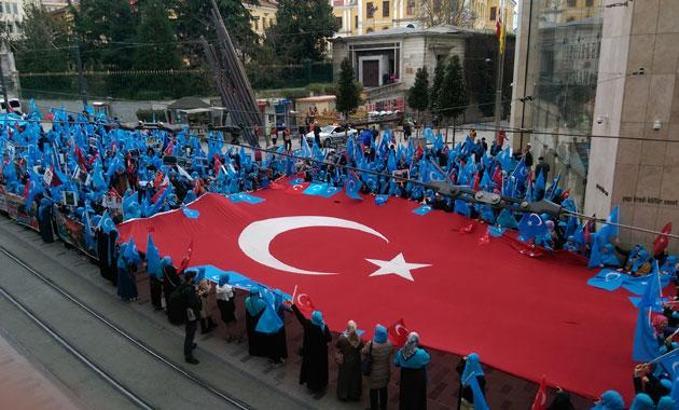 Doğu Türkistanlı yüzlerce kadın ve çocuk İstiklal Caddesi'nde yürüdü