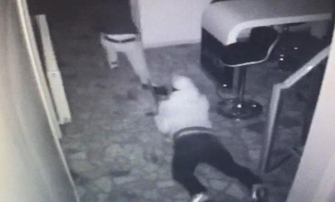 Güvenlik kamerasındaki sürünen hırsızlar açığa alınan iki polis çıktı