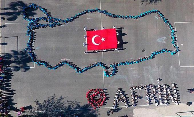Öğrenciler, Türkiye haritası oluşturup, 'Afrin' yazdı
