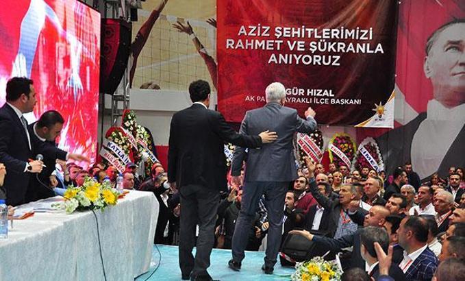 AK Parti Bayraklı kongresinde 'çift liste' krizi