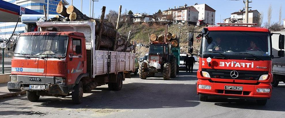 Polis ceza yazınca benzin döküp aracı yakmaya kalkıştı