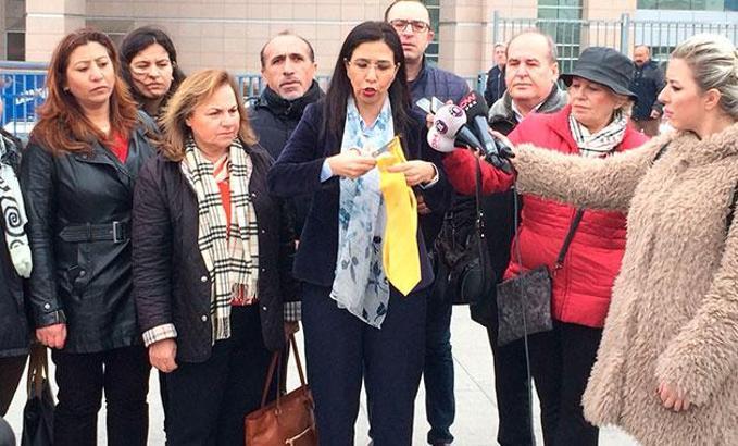 CHP'li Gülay Yedekci adliye önünde kravat kesti