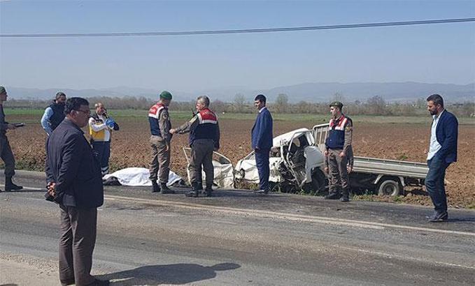 Kamyonet sürücüsü ile babası kazada öldü