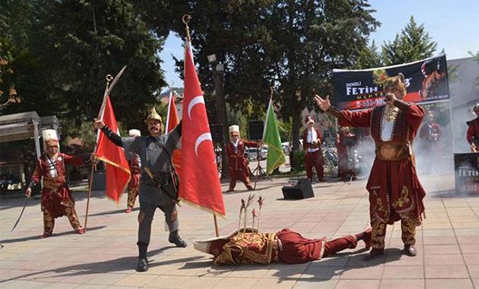 İsviçre'den gelip babasına mehterli süprriz doğum günü kutlaması yaptı