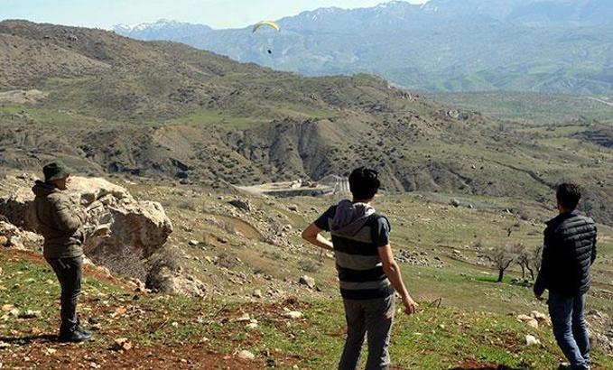 Çatışmalarla anılan Namaz Dağı'nda paraşüt keyfi