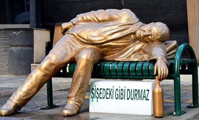 Eskişehir Belediyesi'nden 'sarhoş adam heykeli'