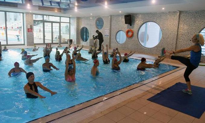 Kadınlar, havuzda su jimnastiği ile forma giriyor