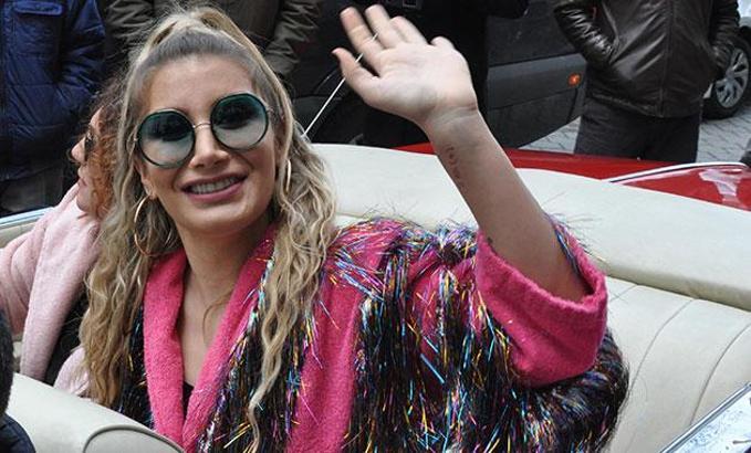 İrem Derici, Bornoz Günü'nde otomobilden düşme tehlikesi atlattı