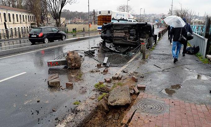 Sarayburnu'nda otomobil takla attı; 1 yaralı