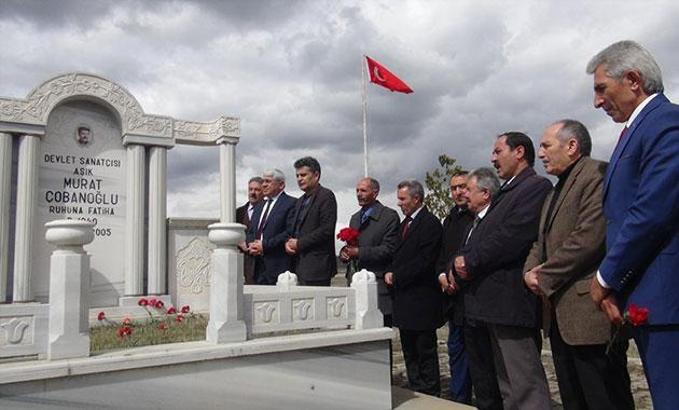 Karslı aşık Murat Çobanoğlu, mezarı başında anıldı