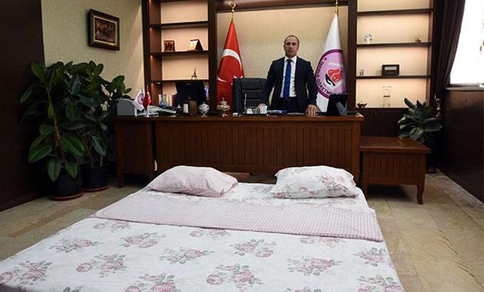 İranlı turistleri makam odasında misafir ediyor