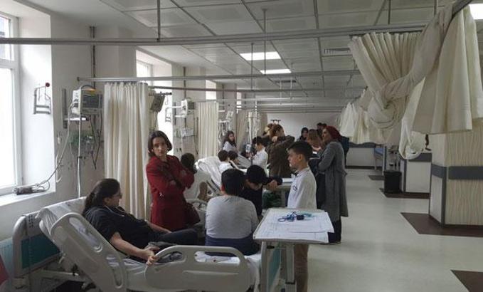 Sınıfta sıkılan parfümden etkilenen öğretmen ve öğrenciler hastaneye kaldırıldı