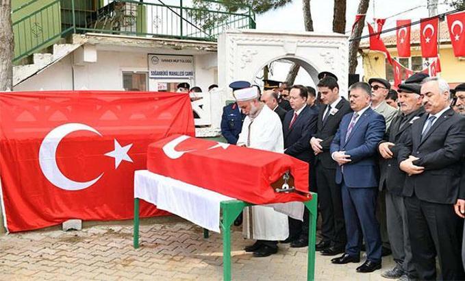 Cenaze nakil aracının devrilmesiyle şehit olan askerler toprağa verildi