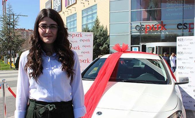 Üniversiteli Emine tek dersten kalınca okulu uzadı, çekilişte otomobil kazandı