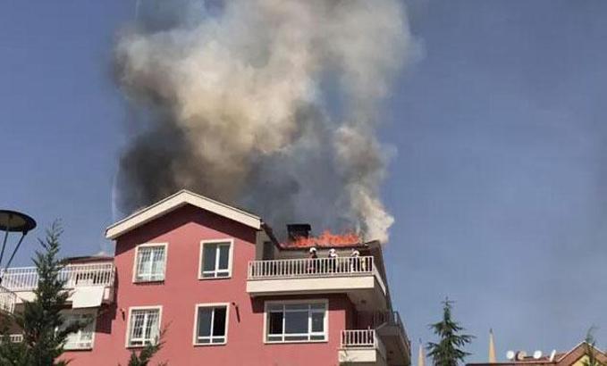Ankara'nın Keçiören ilçesinde bulunan 5 katli binanın çatısında yangın
