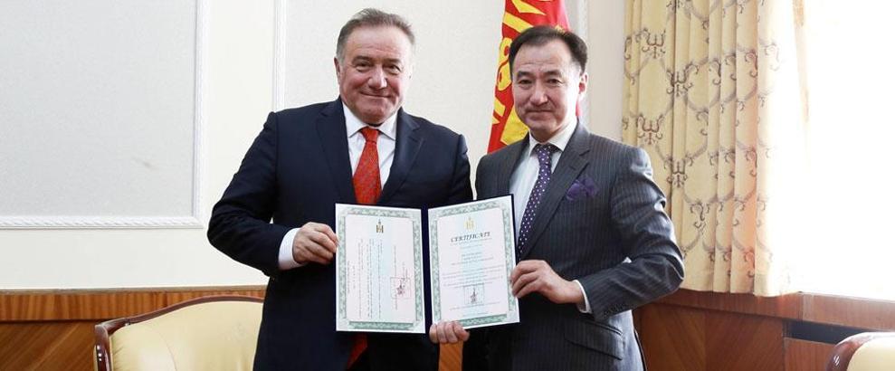Enver Yücel’e Moğolistan Kültür Elçiliği Nişanı verildi