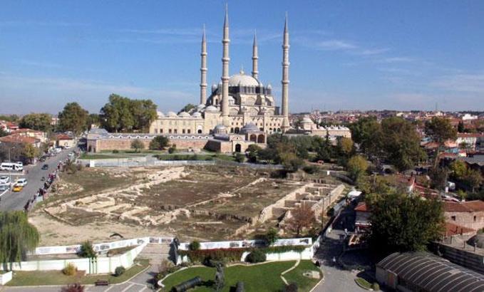 Kültür Bakanlığı, Selimiye Camisi önündeki Yemiş Kapanı Hanı projesini iptal etti