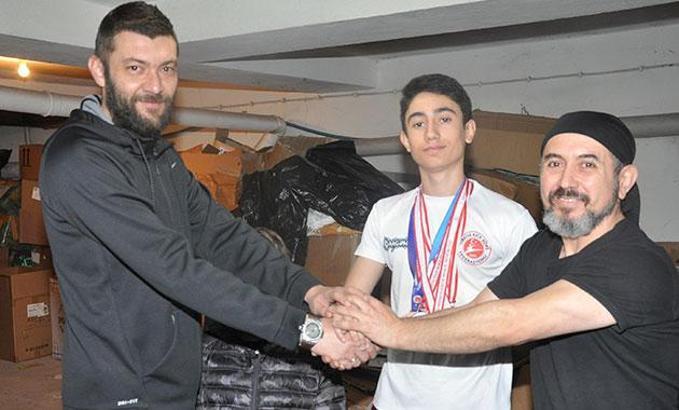 Oğlunu kick boks şampiyonalarına göndermek için kağıt toplayan baba sponsor buldu