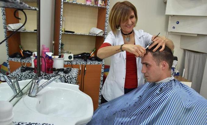 Erkek kuaförü kadınlardan, saç ve sakal tıraşı