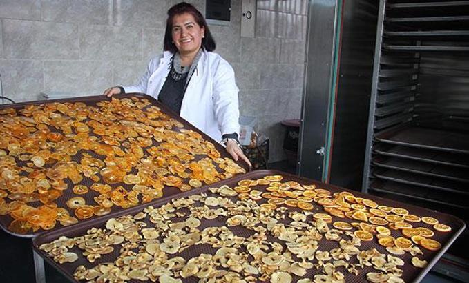 Özbek girişimci, çocuklar için meyve cipsi üretiyor