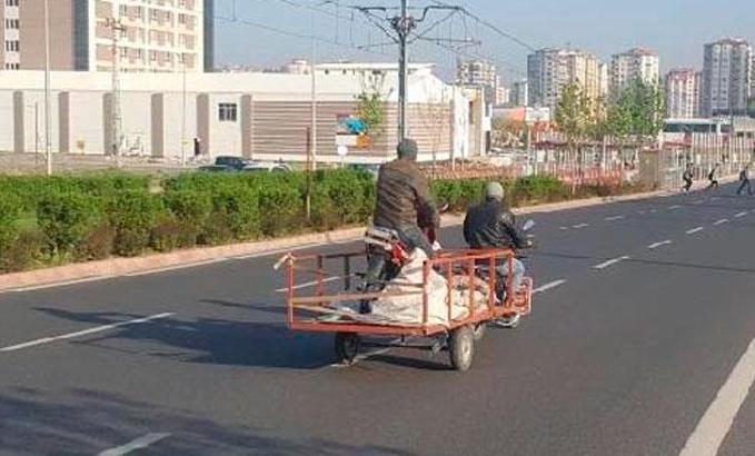 Trafikte motosiklet römorku üzerindeki motosiklet şaşırttı