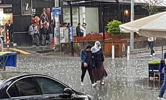 Diyarbakır'da şiddetli yağmur ve dolu yağışı