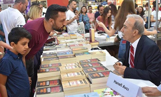 Hanefi Avcı, kitap imzaladı, gündemi yorumladı