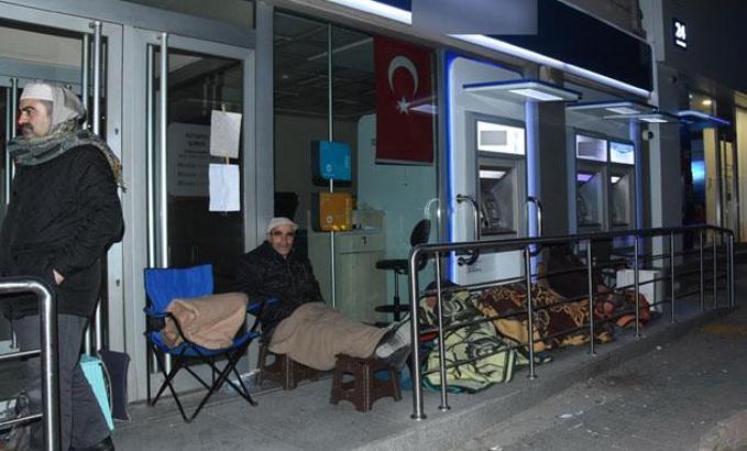 TOKİ konutları için geceyi banka önünde geçirdiler