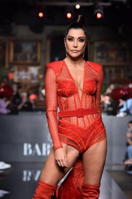 Deniz Akkaya 12 yıl aradan sonra podyumda