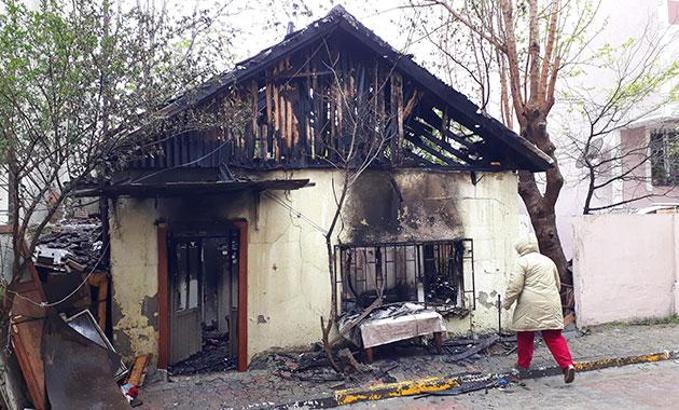 Küçükçekmece'de gecekonduda yangın :1 ölü