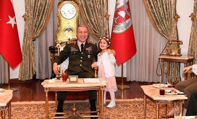 Genekurmay Başkanı Akar, karargahta çocukları ağırladı