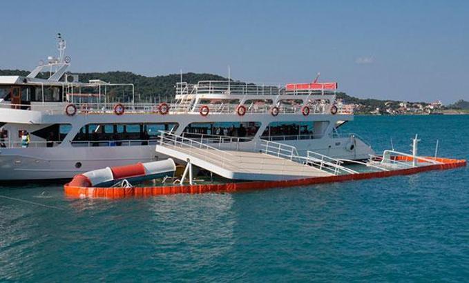 Ayvalık’ta limanda demirli gezi teknesi battı