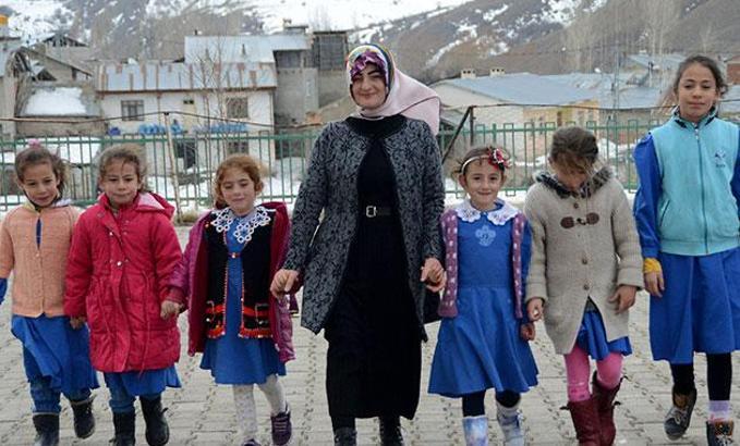 Köyün tek okuyan kızı, öğretmen oldu kızları okullu yaptı