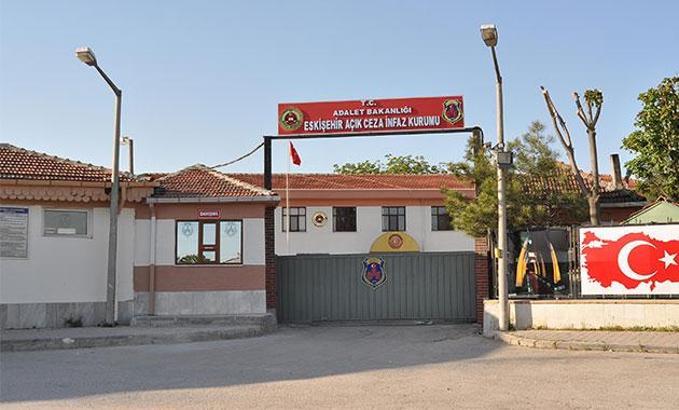 Tahliye oldu, cezaevi önünde silahlı saldırıya uğradı