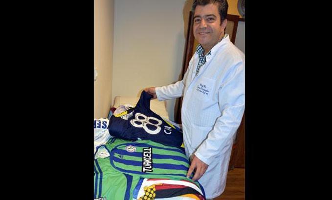 Ameliyat ettiği sporcuların formalarını biriktiriyor