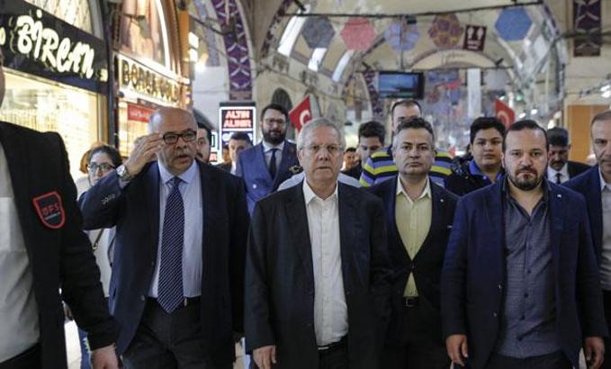 Aziz Yıldırım Kapalıçarsı esnafıyla bir araya geldi