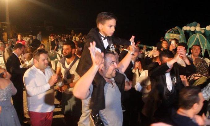 Bozcaada'daki sünnet düğününe Ata Demirer damgası