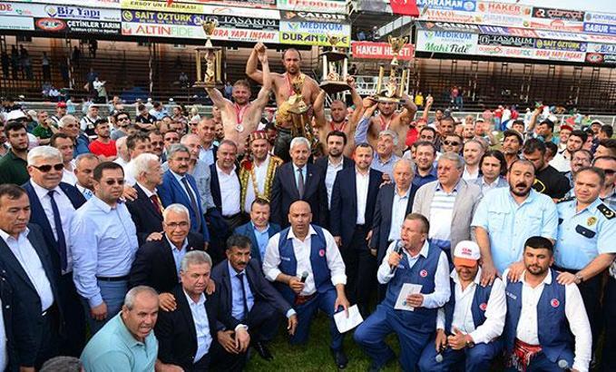 Kumluca Yağlı Güreşleri'nde Ali Gürbüz başpehlivan oldu