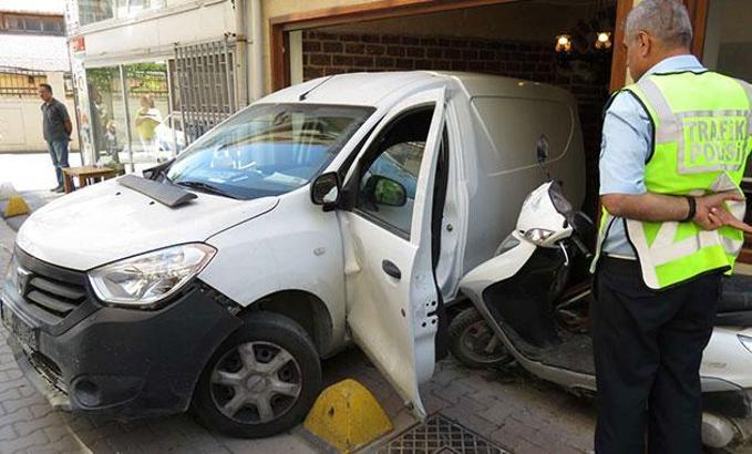 Kadıköy'de otomobil eve girdi: 2 yaralı