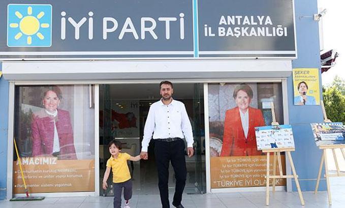 Düzenekle kızının yürümesini sağlayan Ali İhsan Yıldırım, milletvekili aday adayı