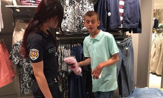Engelli Samet'e istediği kıyafetleri polis aldı