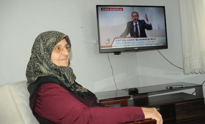 Anne İnce, oğlunun adaylık konuşmasını heyecanla izledi