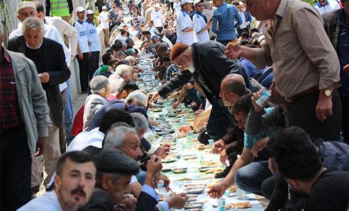 Batman'da 20 bin kişi, 500 metrelik yer sofrasında yemek yedi