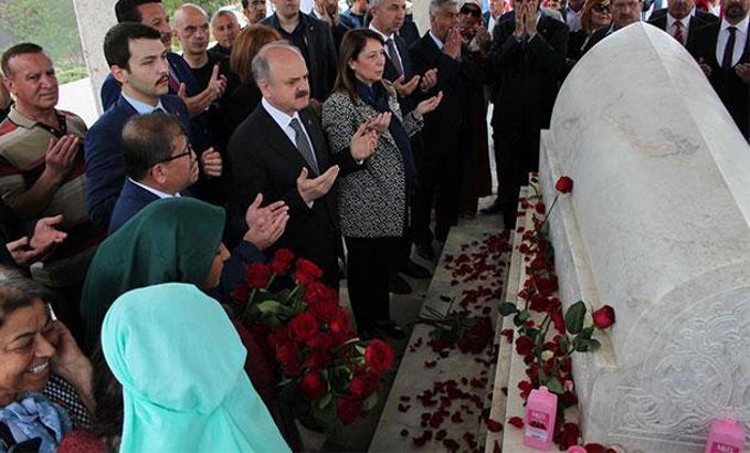 Yunus Emre kabri başında anıldı